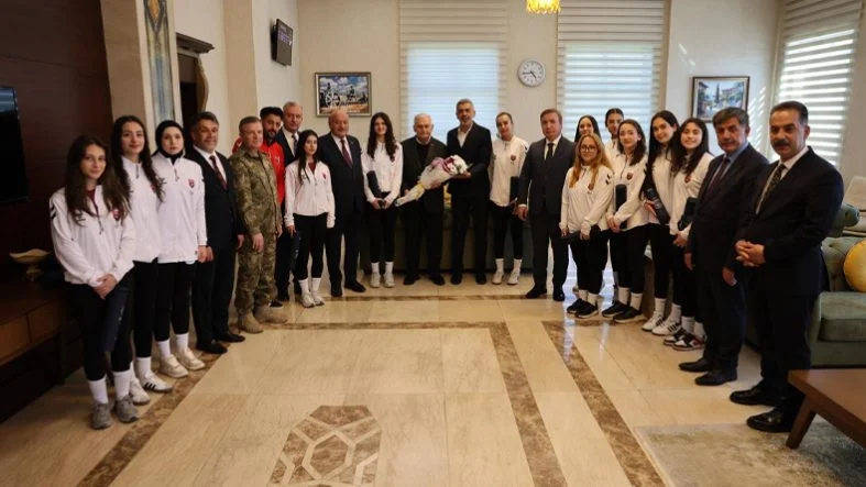 Binali-Yildirim-sporcularla-787x443