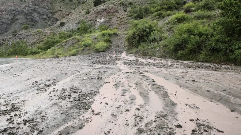 Erzincan Kemah Yolunda Toprak Kayması