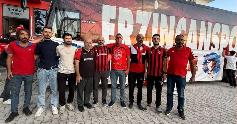 Erzincanspor Tribünlerinde İki Taraftar Grubu Güçlerini Birleştirdi